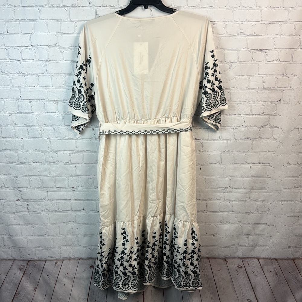 BloomChic Cream and Black Embroidered Look Pocket Dress Plus Size 2X - Picture 6 of 6